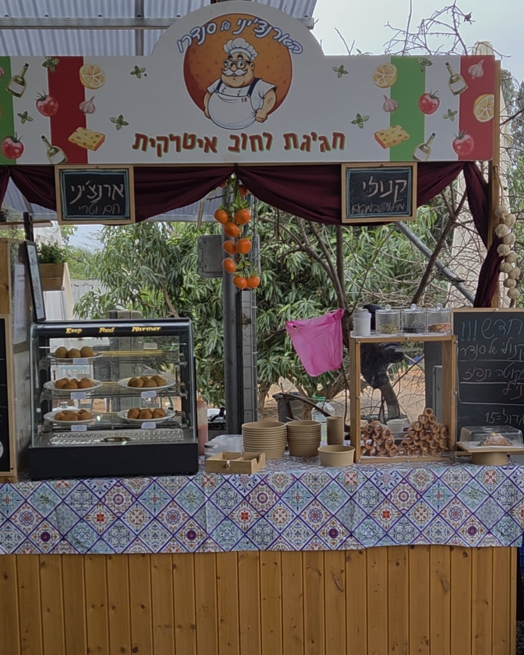 הדוכן מקרוב עם הוויטרינה
